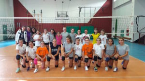 In piedi, da sinistra, le tre coach Flavia Scomazzon, Irene Balcet e Marcella Molino con le ragazze dell'Under 13. In prima fila la nuova Under 14