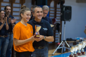 La miglior schiacciatrice, Caterina Bosticco della Folgore, premiata da Massimo Barraco vicepresidente del Gs Pino Volley 
